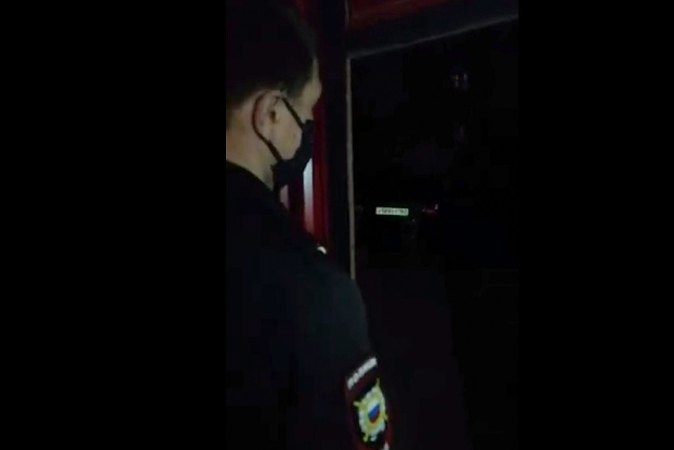Жители домов на 8 просеке в мае снова вызвали полицию к коттеджу, который сдается посуточно