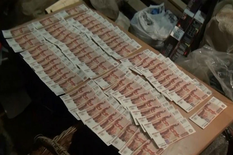 Во время обыска у костромича были изъяты еще 62 пятитысячные фальшивки. ФОТО: МВД Медиа