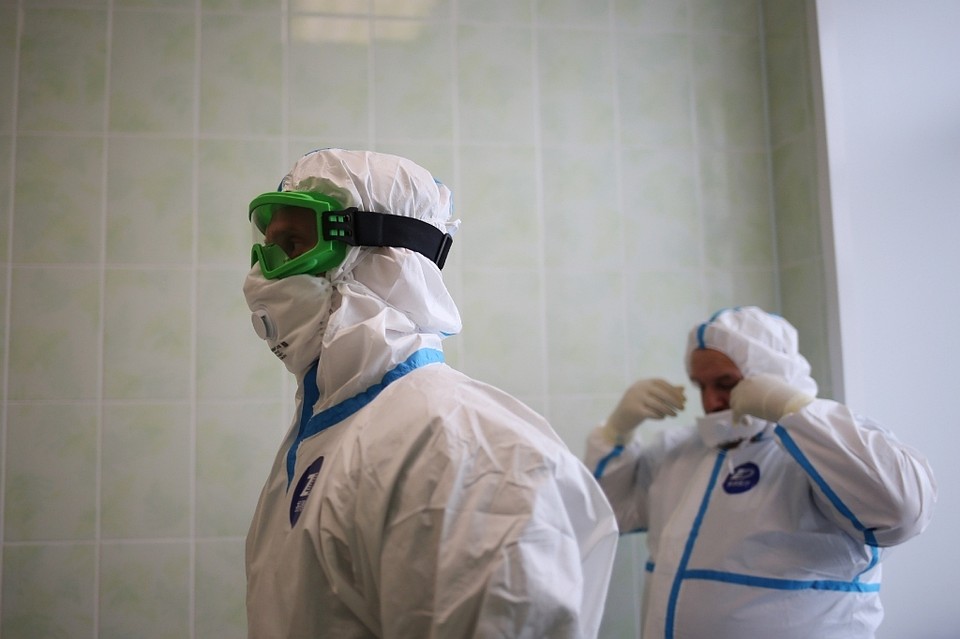 По словам губернатора, нарушение самоизоляции приводили к тому, что заражались сразу по 30-50 человек.