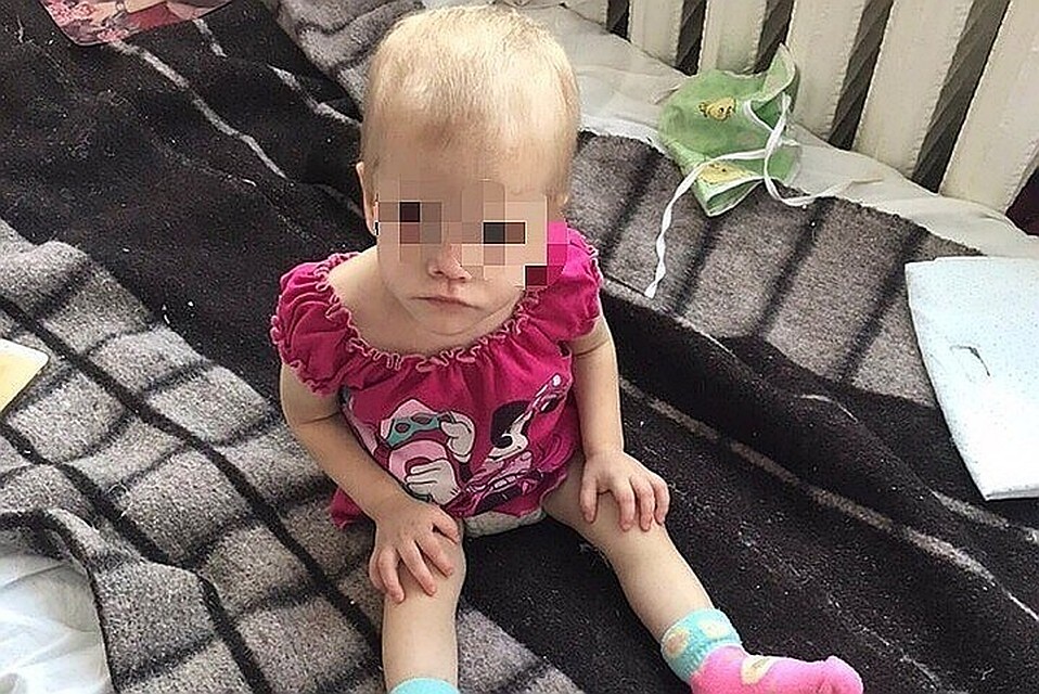 Малышке за время проживания в доме малютки стало лучше, но с ней нужно еще много работать. Фото: предоставлено волонтерами