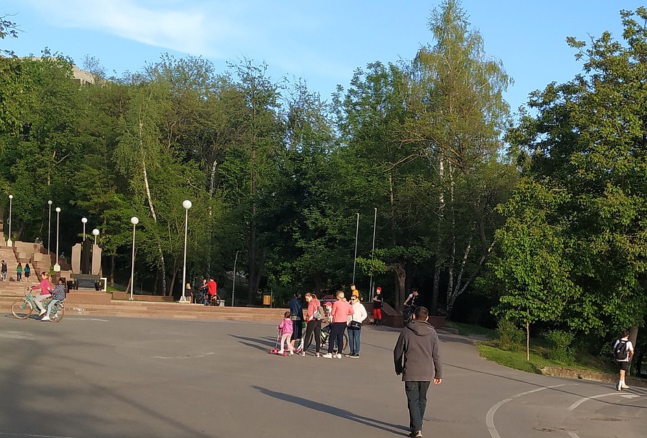 Гулять в парках тем, кому не исполнилось 63-х, можно, а вот собираться группами больше 3 человек - нельзя