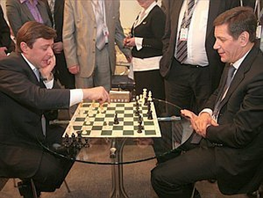 Губернатор Красноярского края Александр Хлопонин (слева) и Александр Жуков хорошо играют в шахматы.
