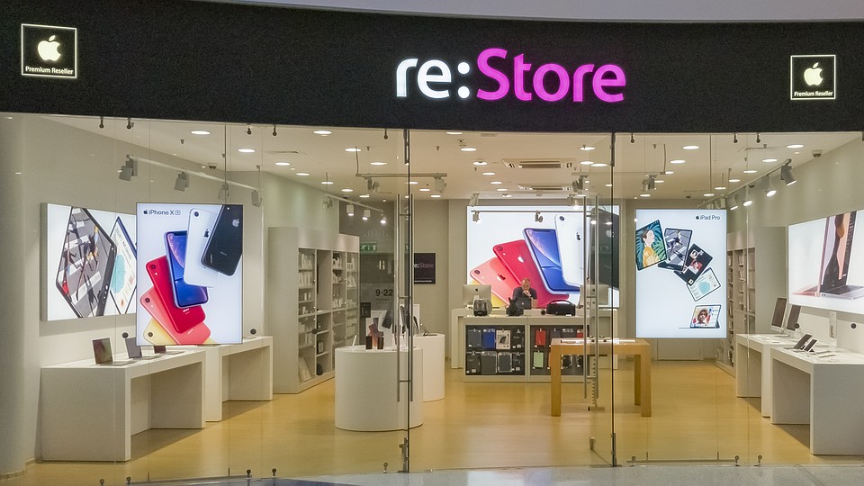 Корпорация Apple в понедельник возобновляет работу около ста своих магазинов по всему миру, временно закрытых из-за пандемии