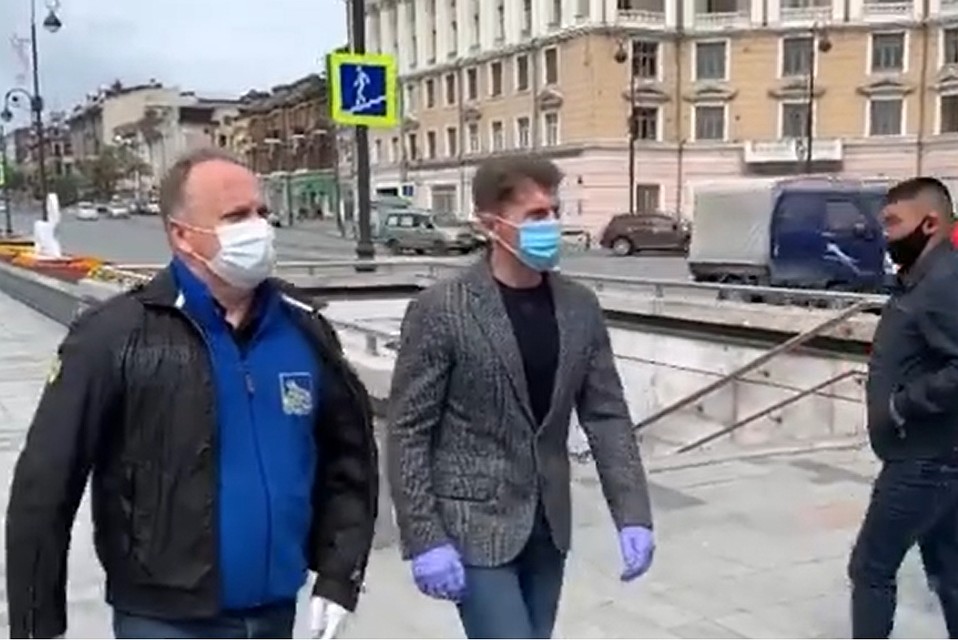 Олег Кожемяко и Олег Гуменюк проверили, как соблюдается во Владивостоке масочный режим. Спойлер: настолько плохо, что самоизоляцию отменят еще не скоро. Фото: скриншот видео