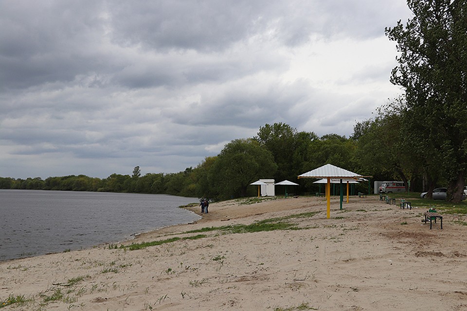 Дно водоемов обследуют водолазы.