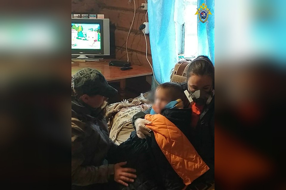 Ребенка передали матери, сейчас его осматривают медики. Фото: СУ СКР по Кировской области