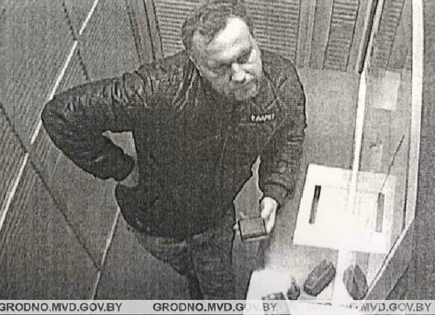 Этот мужчина забыл деньги в банке. Его ищет милиция. Фото: УВД Гродненского облисполкома.