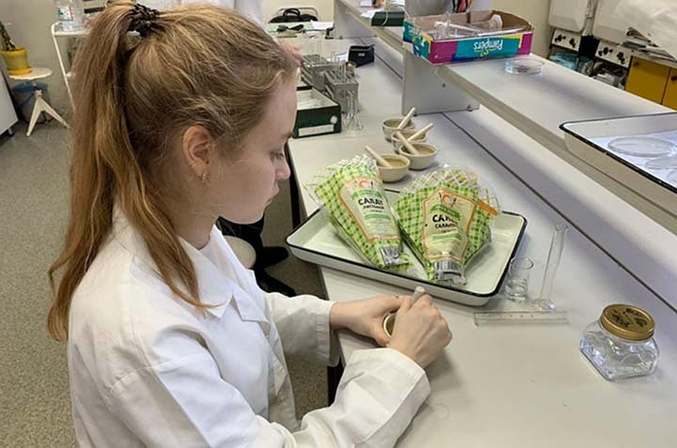 Хабаровская школьница исследует влияние косметики на микрозелень ФОТО: Министерство образования и науки Хабаровского края
