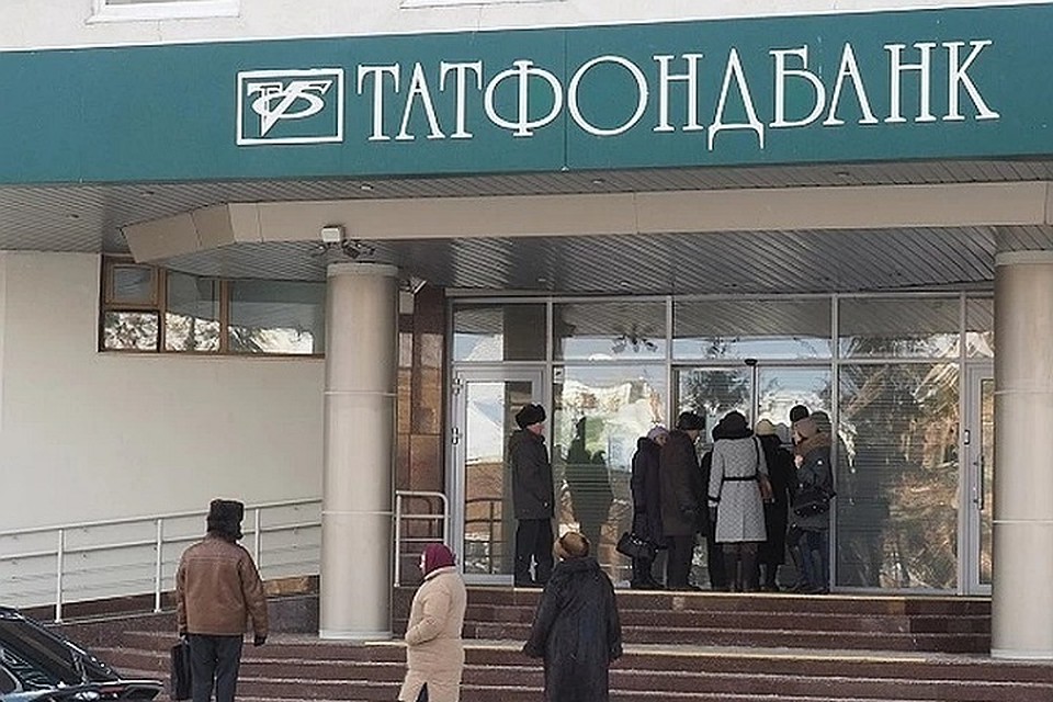Еще до отзыва лицензии у банка вкладчики не могли забрать со счетов свои деньги и буквально осадили закрытые офисы учреждения.