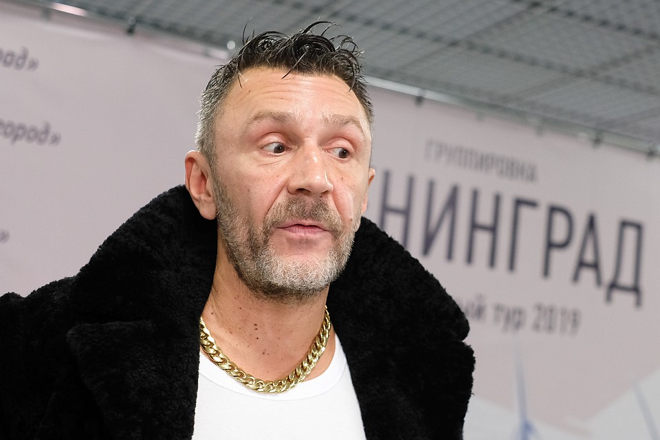 Шнуров признался, что оброс "складками на животе" и превратился в Робинзона