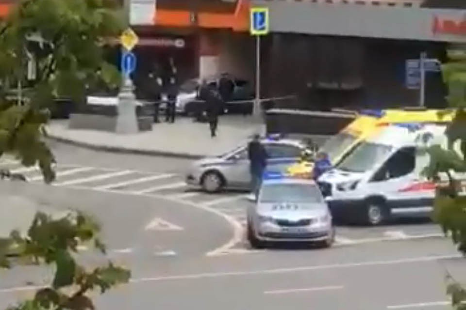 По предварительным данным, мужчина с рюкзаком взял в заложники четверых сотрудников. А вот посетители банка он отпустил. Их уже попросили правоохранители.
