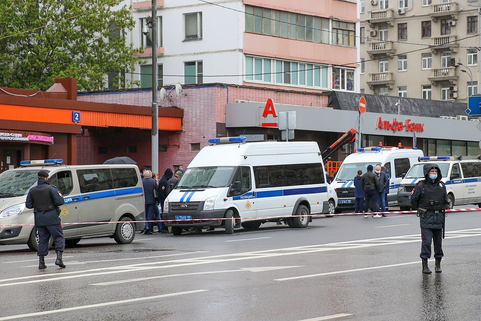 Чуть больше часа понадобилось полиции, чтобы обезвредить, мужчину, который днем в субботу, 23 мая, явился якобы с бомбой в рюкзаке в отделение «Альфа банка» на Земляном валу. Фото: АГН "Москва"