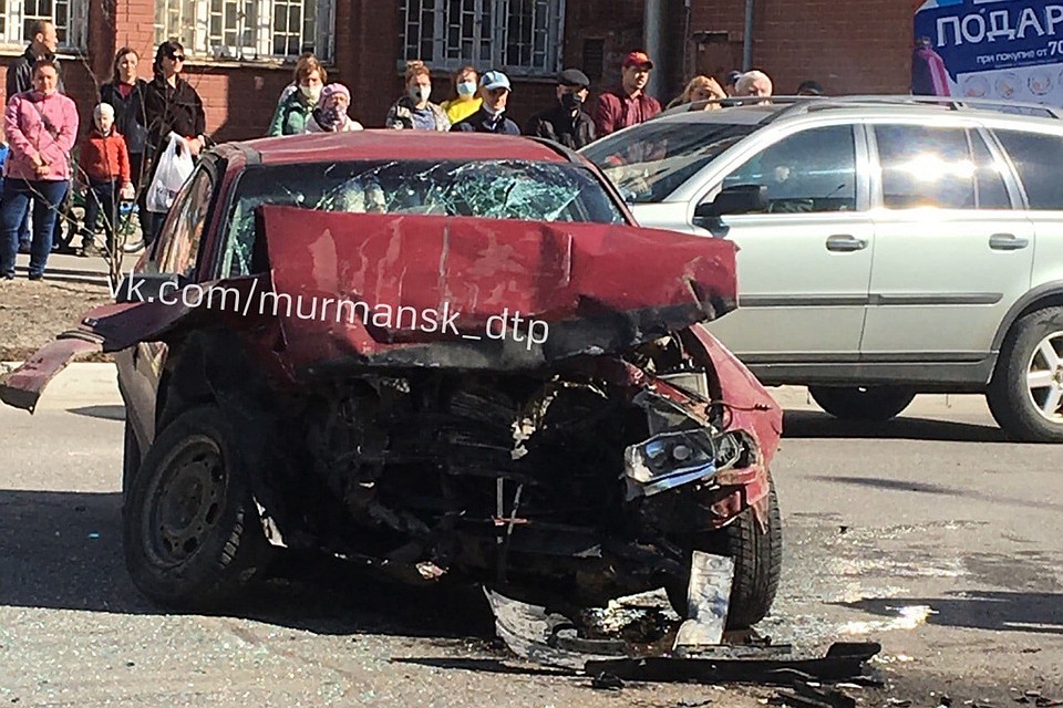 Машинам досталось сильно, что уж говорить о людях. Фото: Мурманск ДТП ЧП