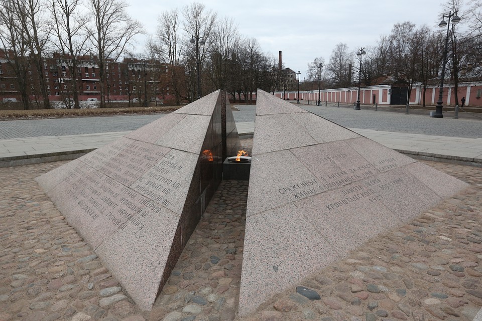 В Кронштадте неизвестные жарили сосиски на пламени Вечного огня.