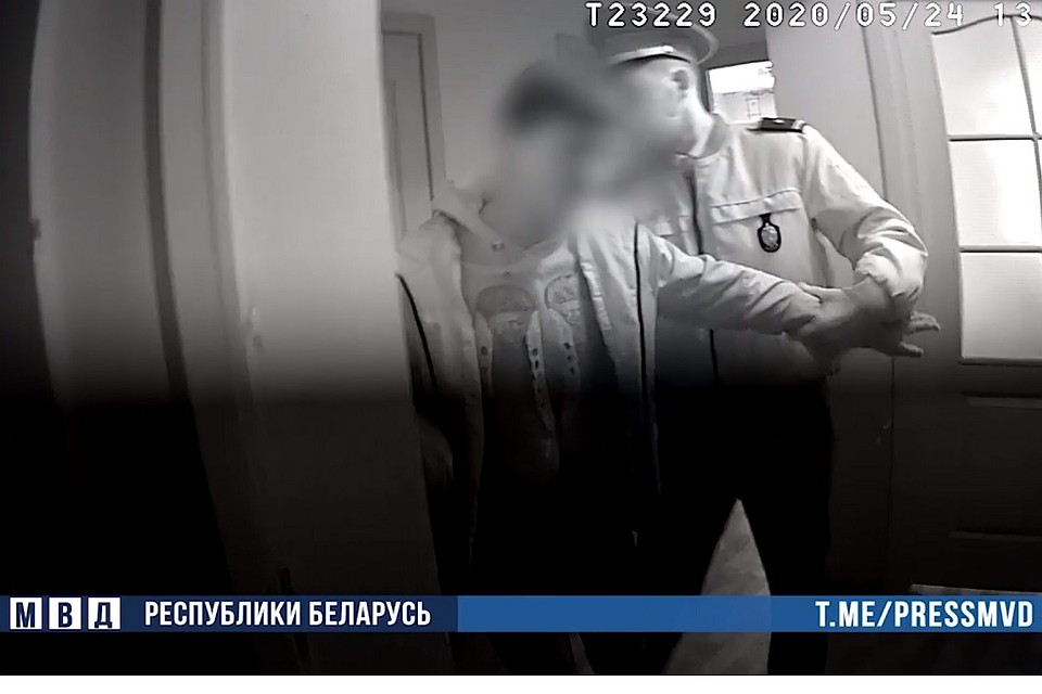 Судимая горожанка со знакомым накачали и изнасиловали девушку. Фото: стоп-кадр | видео МВД.