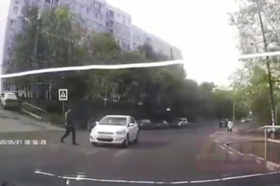 Мужчина чудом не попал под колеса авто