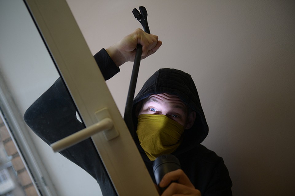 Налетчики проникли в дом через окно.