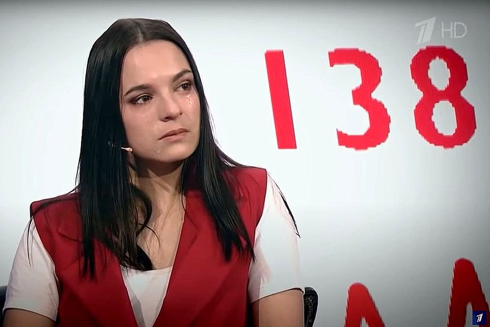 Девушка расчувствовалась, когда узнала результаты теста. Фото: стоп-кадр.