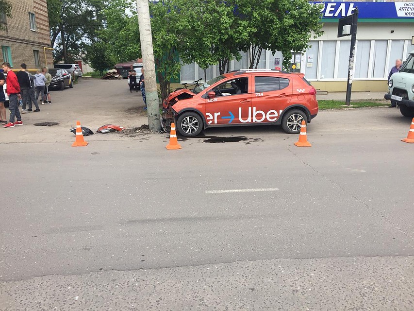 Потерявшее управление авто врезалось в световую опору