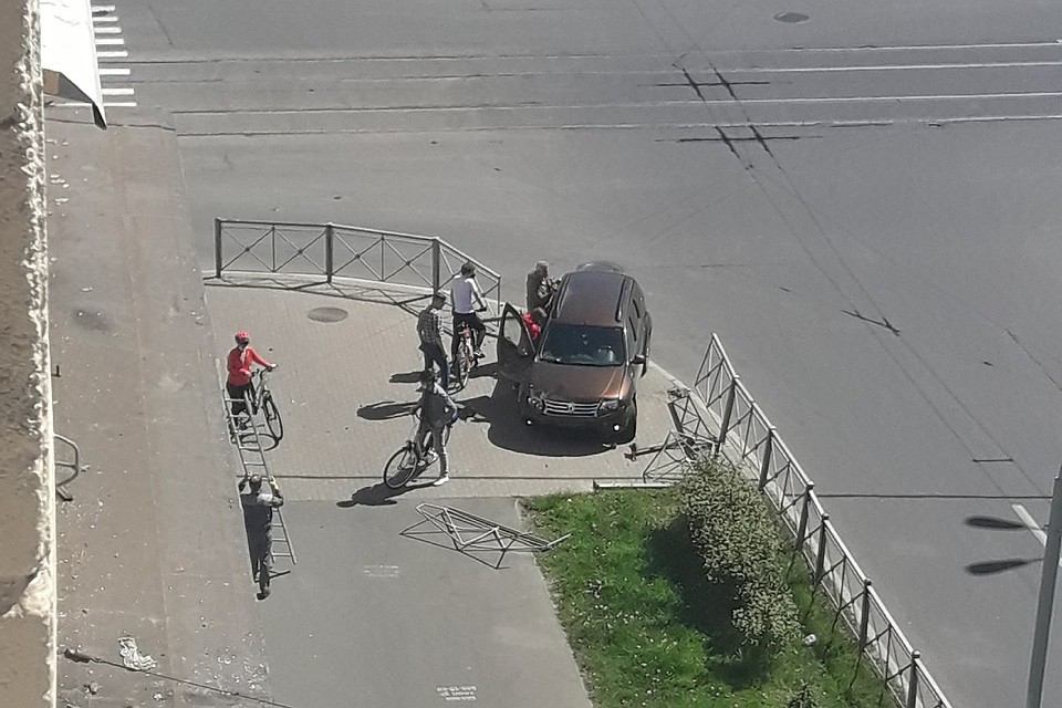 Иномарка вылетела на тротуар на Красногвардейской площади. Фото: vk.com/spb_today