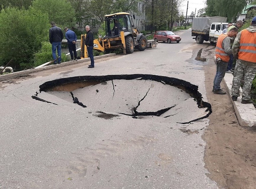 Вот такой провал на мосту через ручей в Кимрах. Фото: группы «Подслушано Кимры» в соцсети «ВКонтакте»