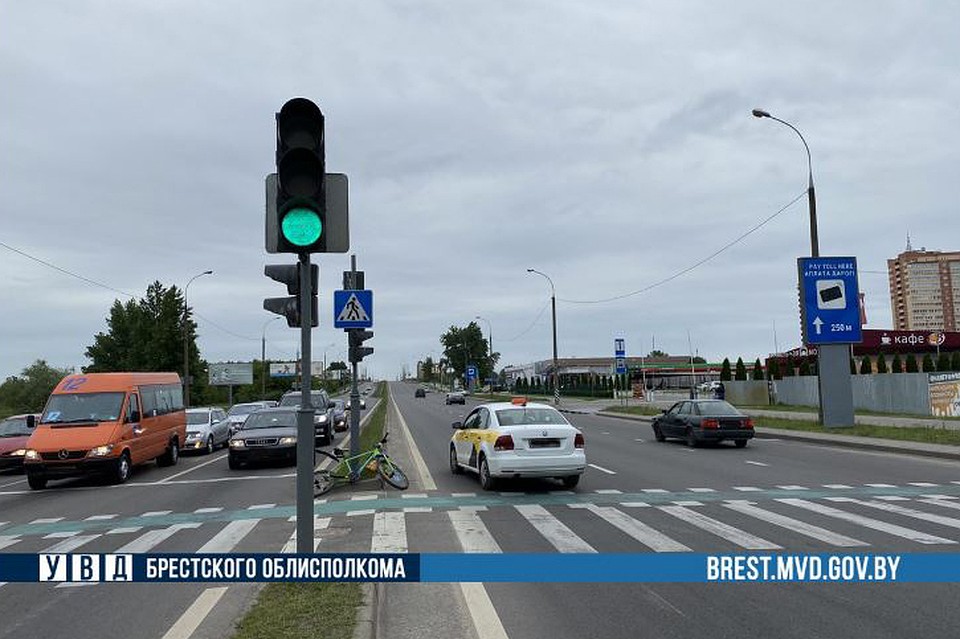 40-летний мужчина пересекал дорогу по велосипедной дорожке на зелёный свет. Фото: brest.mvd.gov.by