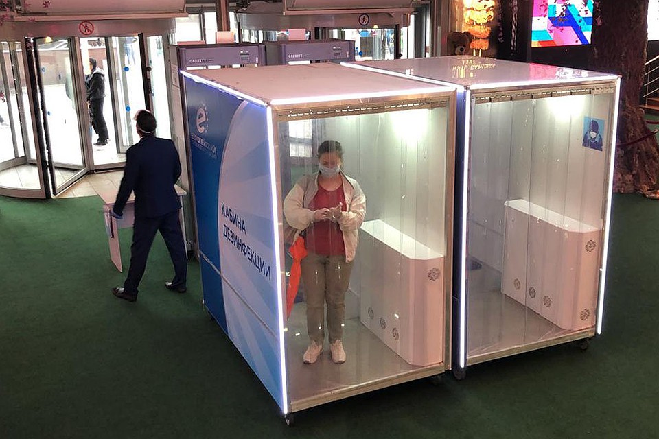 В ТЦ "Европейский" посетителей встречают дезинфицирующие тоннели. Фото: пресс-служба ТЦ