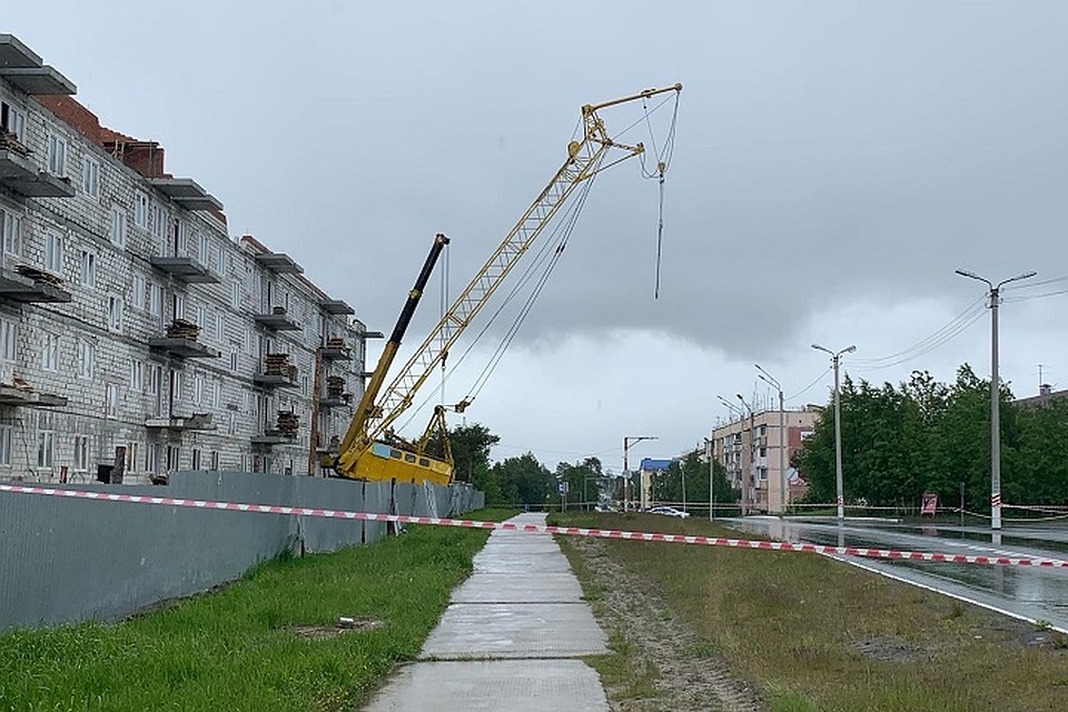 В Ноябрьске на стройке едва не рухнул кран Фото: vk.com группа "Происшествия Ноябрьск" Алексей Пойда
