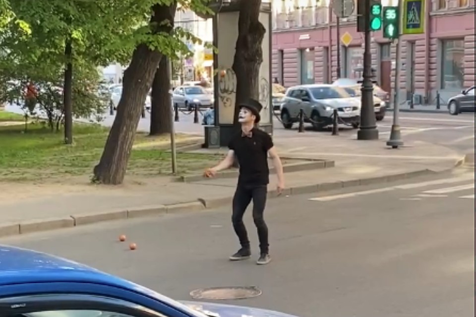 Мим устроил шоу в пробке на Петроградской стороне