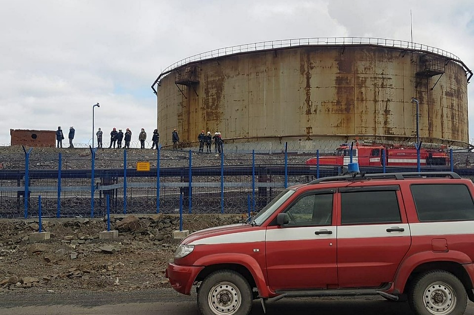 Огромный резервуар, огромная утечка и колоссальный ущерб.