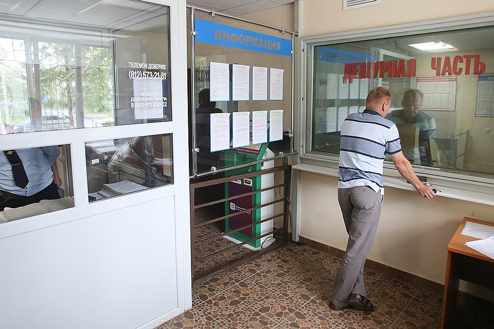 Теперь полиции предстоит установить, кому принадлежит карта, на которую переводил деньги командир воздушного судна