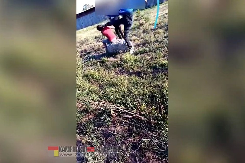 В Алтайском крае подростки жестоко избили сверстника и сняли все на видео