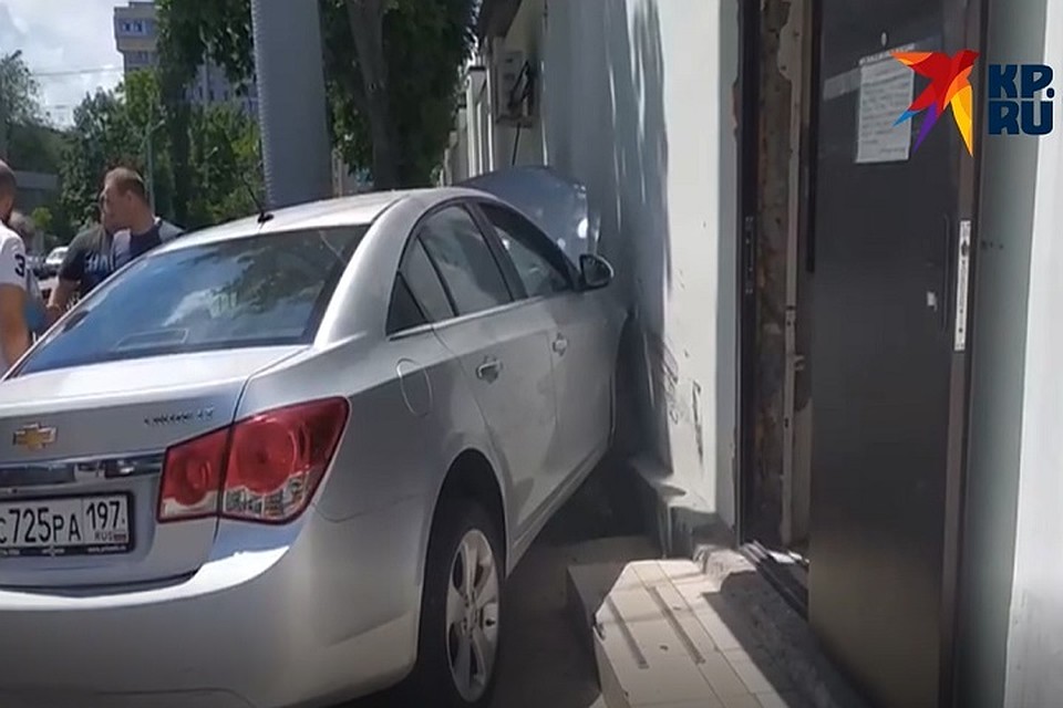 Автомобилист врезался в здание СИЗО-1. Фото: предоставлено очевидцем