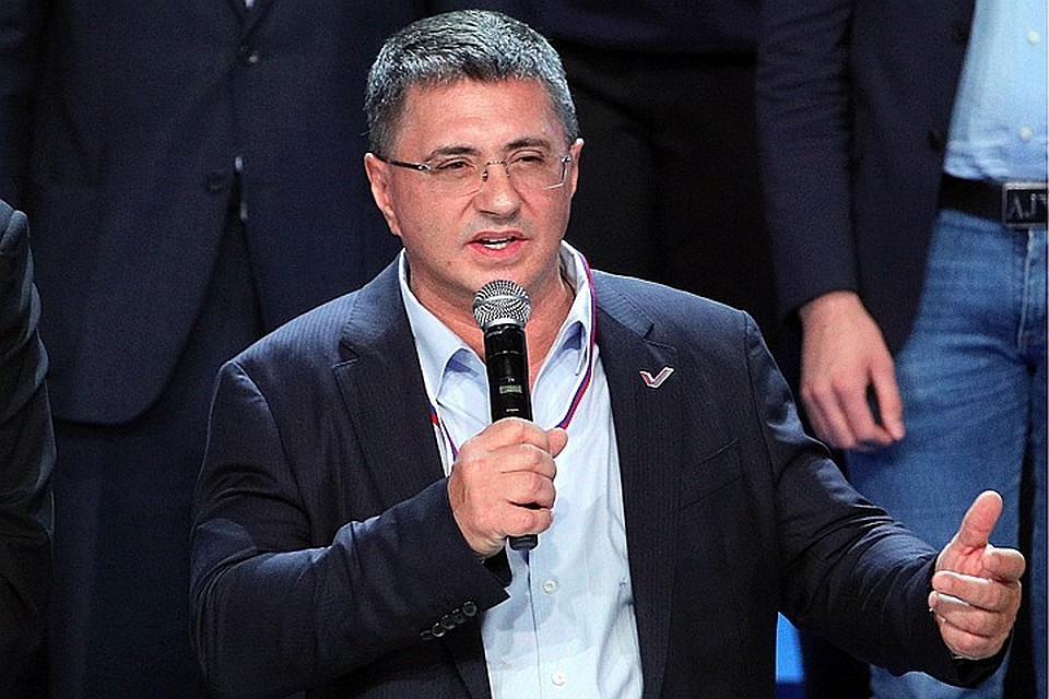 Известный врач-кардиолог, телеведущий Александр Мясников составил краткий список фактов, которые нам известны о коронавирусе и способах борьбы с ним. Фото: Сергей Бобылев/ТАСС