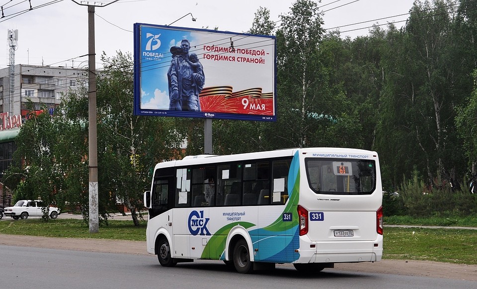 Постепенно город возвращается к обычной жизни.