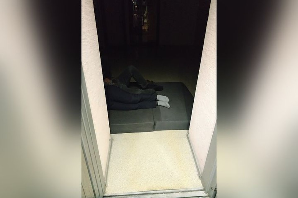 В крупном новосибирском бизнес-центре сотрудники обнаружили двоих молодых людей, решивших переночевать прямо на полу возле лифта. Фото: предоставлено очевидцем