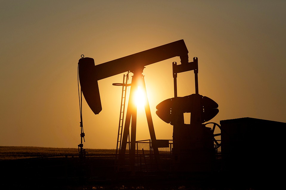 Министры ведущих нефтедобывающих стран ОПЕК на своей встрече приняли решение продлить режим сокращенной добычи нефти еще на месяц.