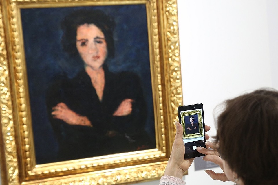На стене в арт-галерее, где висела "Ева", сейчас пусто. Приклеили только qr-код, который ведет к статье о картине.