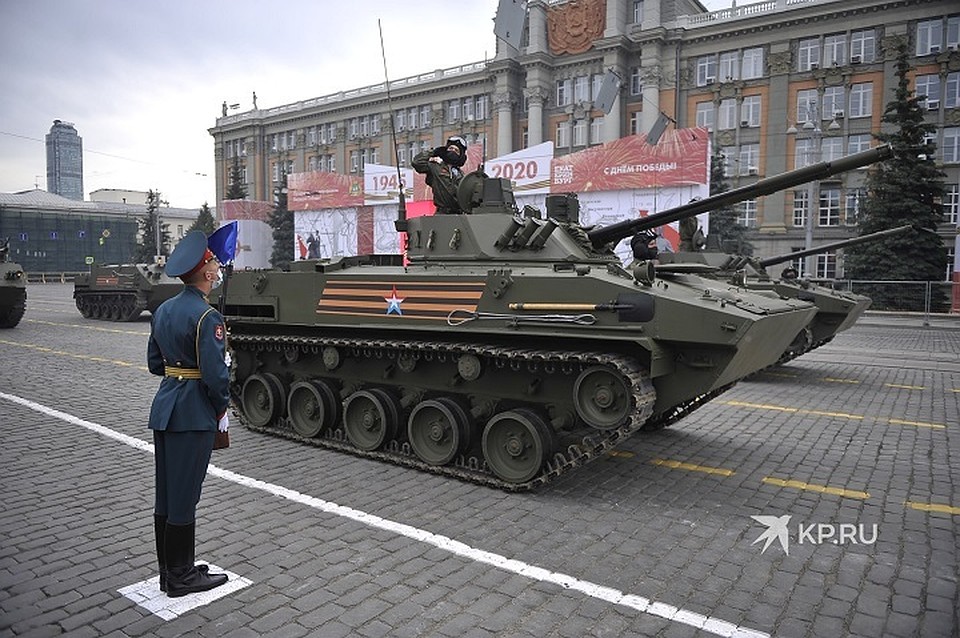 Под военные марши по площади проехало более 100 единиц современной и исторической военной техники