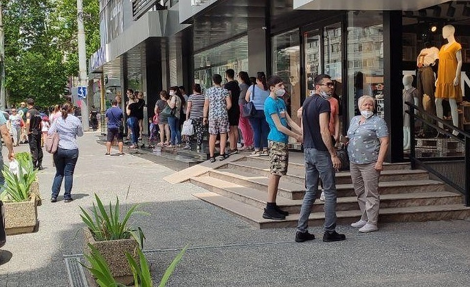 В первые дни после отмены карантина в магазины обуви и одежды выстраивались очереди. Фото: Елены Левицкой-Пахомовой.