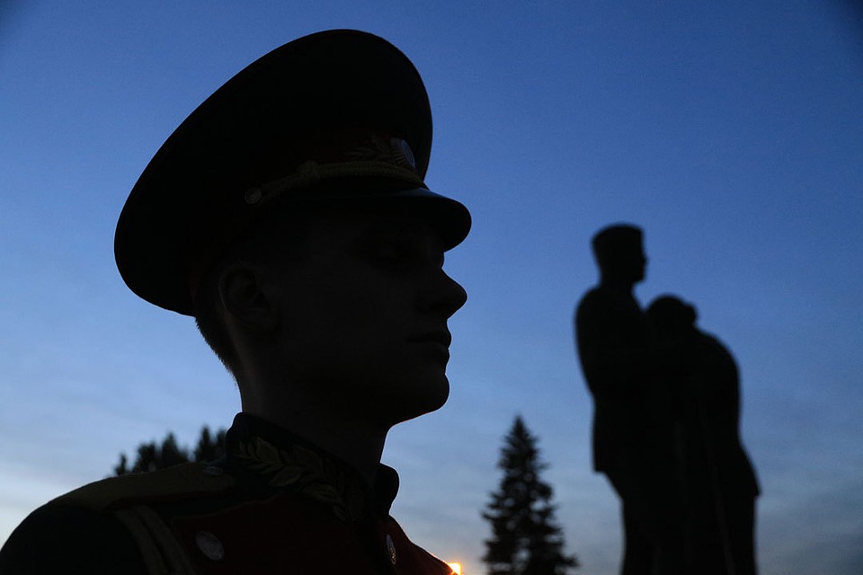 В память о народном подвиге на Алтае зажгли тысячи свечей Фото: Олег УКЛАДОВ