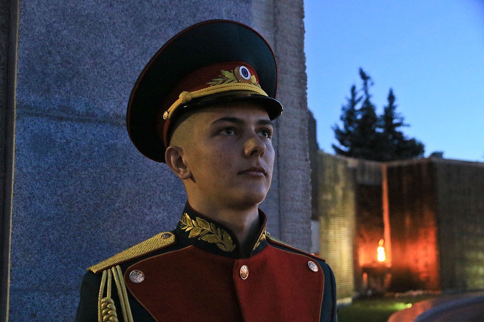 В память о народном подвиге на Алтае зажгли тысячи свечей Фото: Олег УКЛАДОВ
