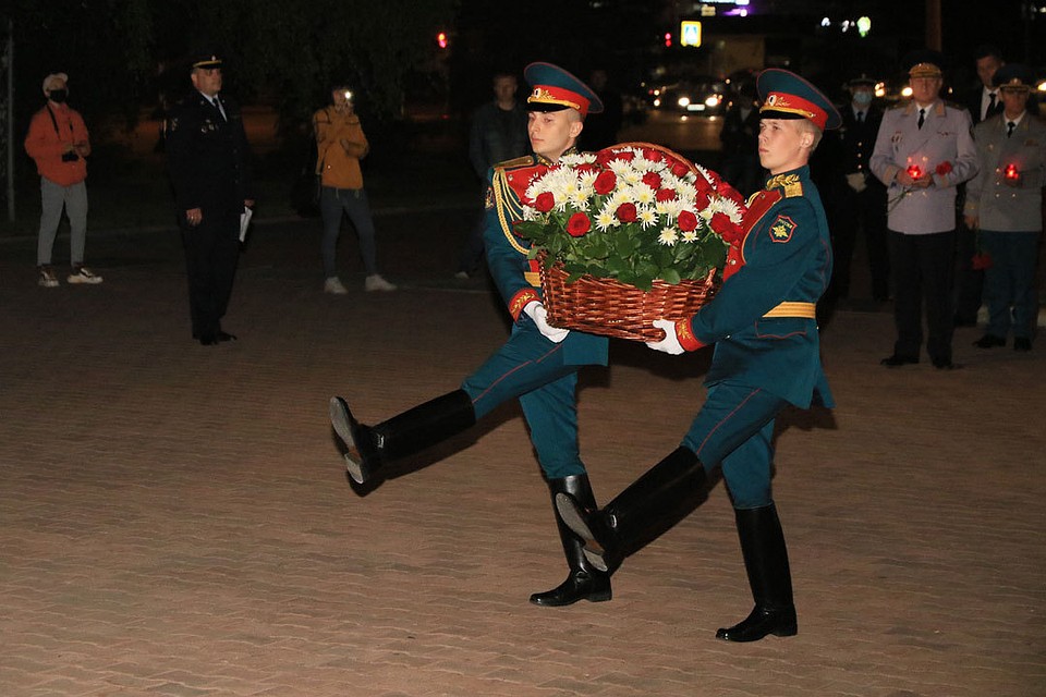 В память о народном подвиге на Алтае зажгли тысячи свечей Фото: Олег УКЛАДОВ