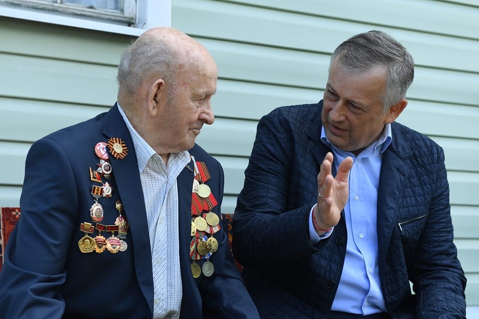 22 июня губернатор Александр Дрозденко навестил ветерана Великой Отечественной войны Николая Гундарова. Фото предоставлено пресс-службой правительства Ленинградской области.