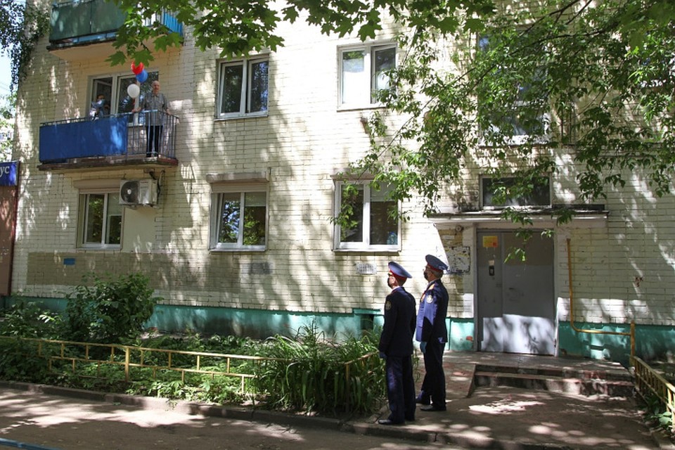 Именинник вышел на балкон и поблагодарил гостей. Фото: СУ СК России по Тверской области