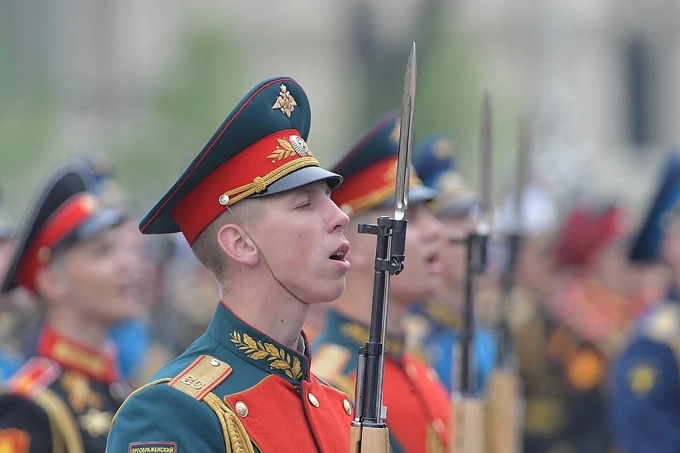 Зрители в режиме онлайн смогут увидеть тысячи военных и сотни боевых машин.