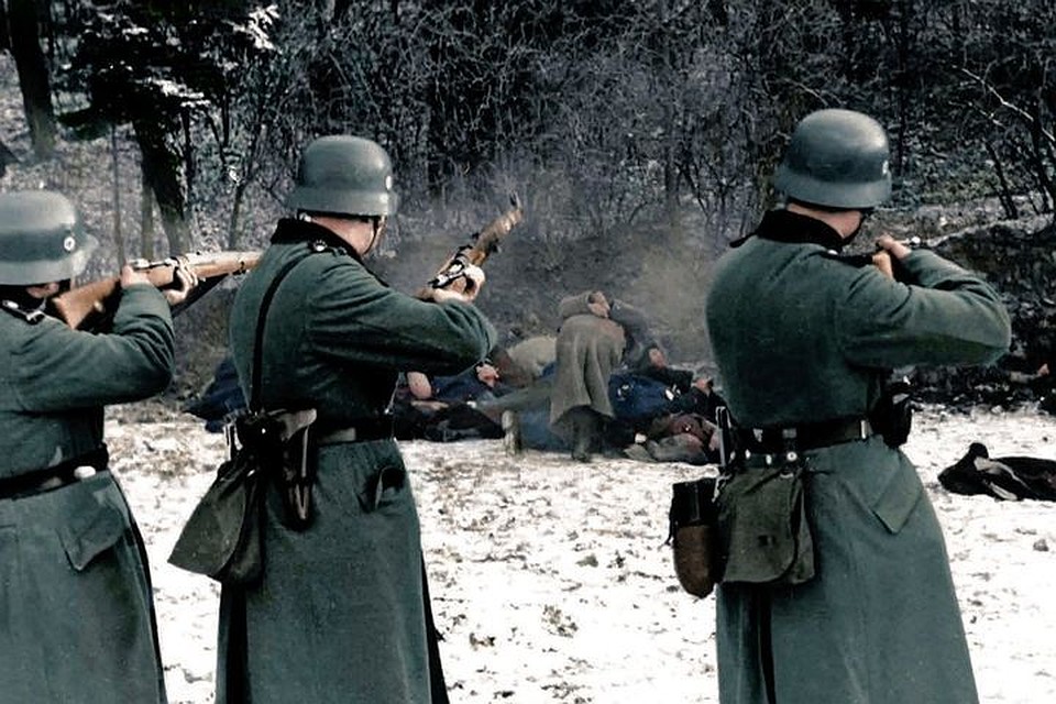 Сегодня ты молодой парень и водитель грузовика в Ростове, а с приходом фашистов - член зондеркоманды СС, хладнокровно и методично за два дня расстреливающий во рву 30 тысяч евреев