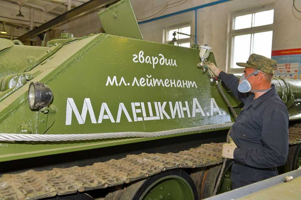 Технику времен войны в ремонтно-восстановительном батальоне приводят в состояние, словно она только вышла с завода.
