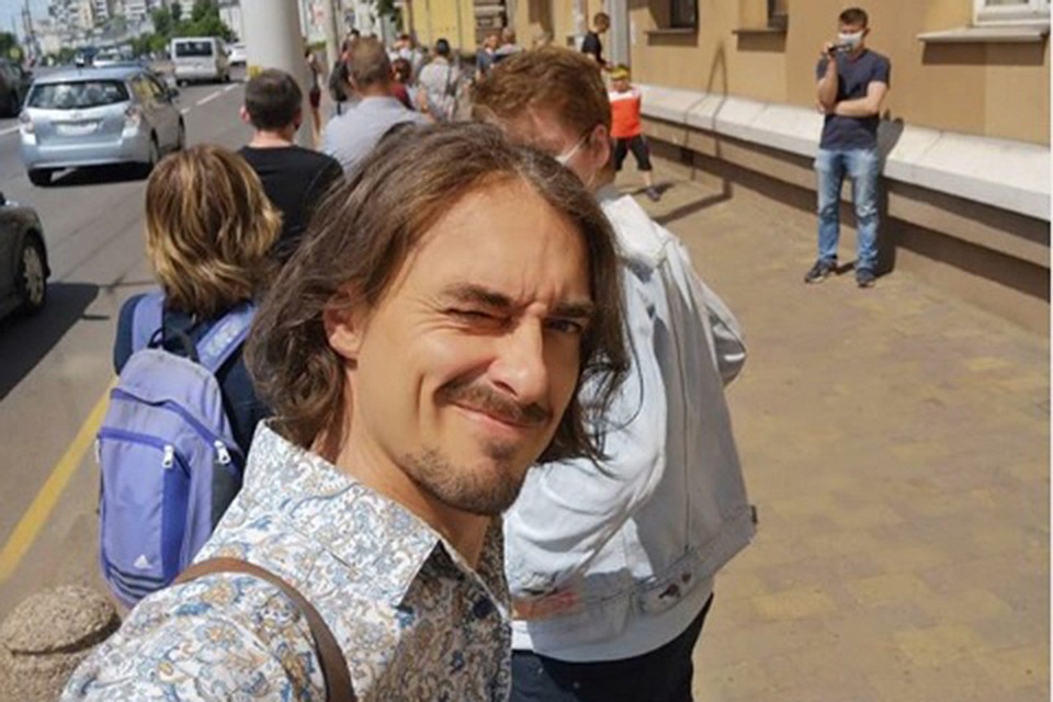 24 июня телеведущий и певец Денис Дудинский пришел к магазину symbal.by и встал в очередь за футболкой. Фото: Инстаграм