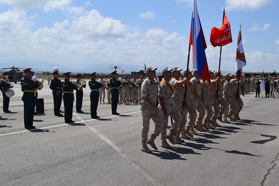 Пешим строем прошли более тысячи российских и сирийских военнослужащих